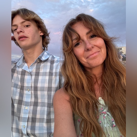 Meet your Posher, Nicole - Picture 1 of 2